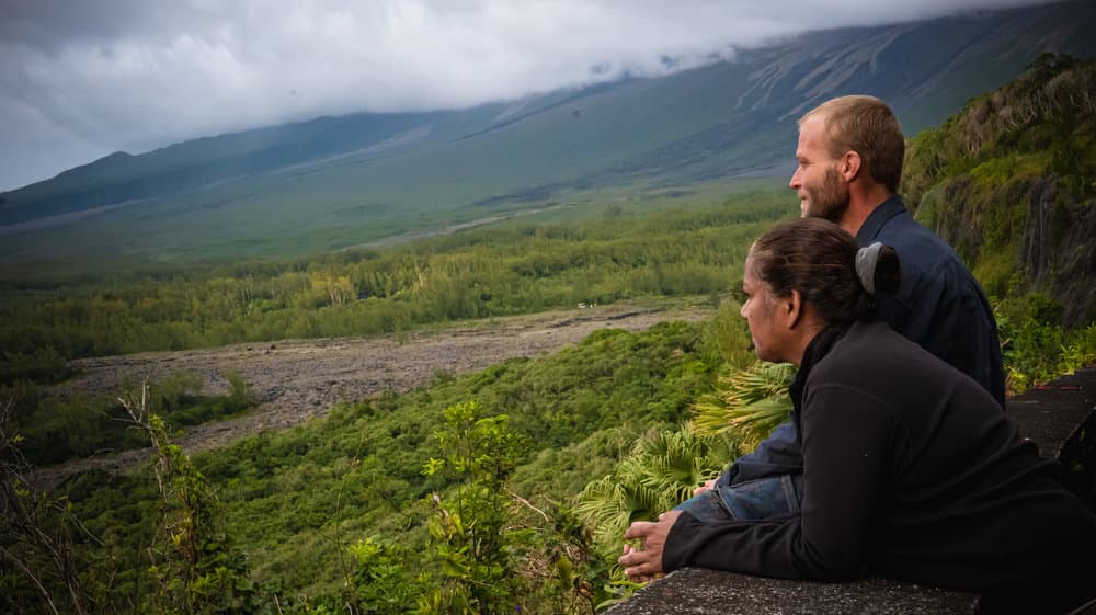 Beatrice et Quentin Donnay regardant le Piton de la Fournaise